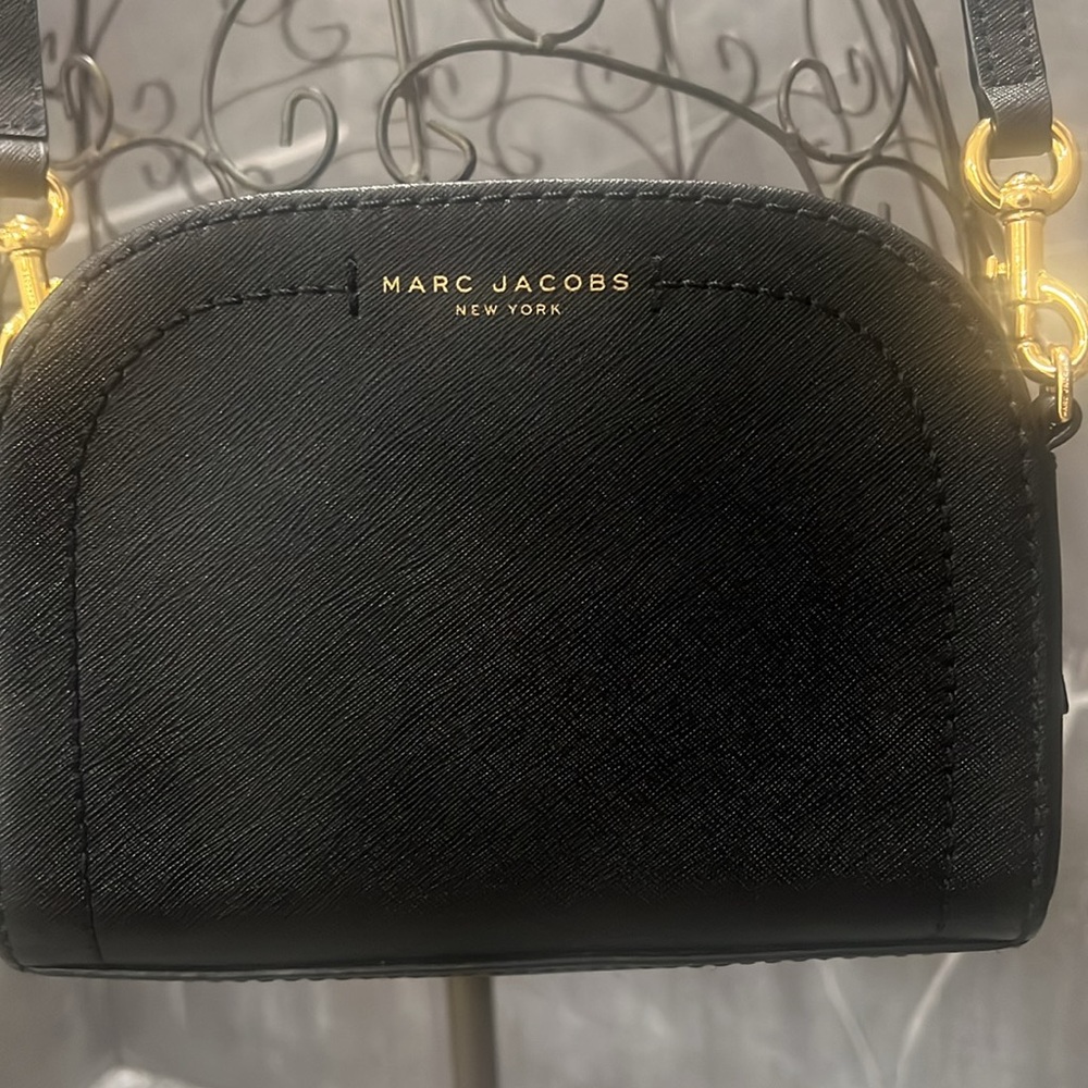 Marc Jacob’s EUC leather playback crossbody bag.  Travel purse removable strap. - Picture 2 of 13